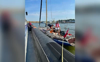 KNRM helpt vastgelopen zeilboot bij Slijkgat