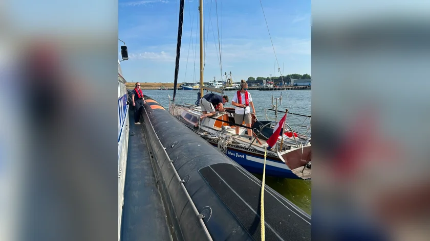 KNRM helpt vastgelopen zeilboot bij Slijkgat
